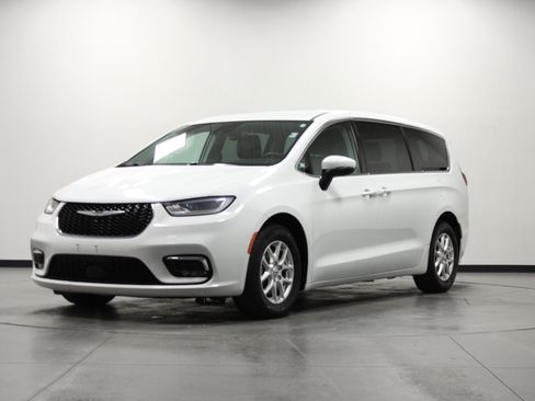 Used 2023 Chrysler Pacifica Touring-L FWD image 8