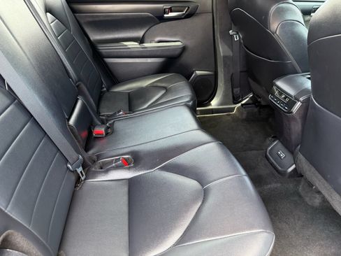 Used 2024 Toyota Highlander XLE FWD image 28
