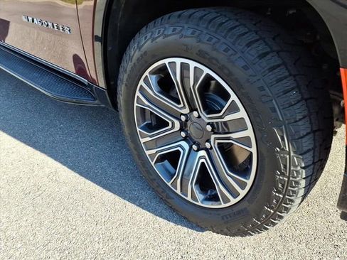Used 2024 Jeep Wagoneer 4WD w/ Premium Group I image 4