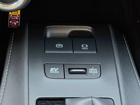 Used 2024 Toyota Venza XLE AWD/4WD image 17