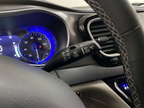 Used 2023 Chrysler Pacifica Touring-L FWD image 21