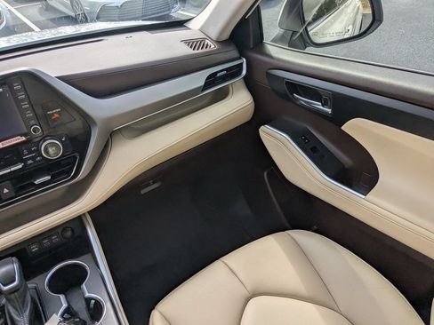 Used 2022 Toyota Highlander XLE FWD image 17