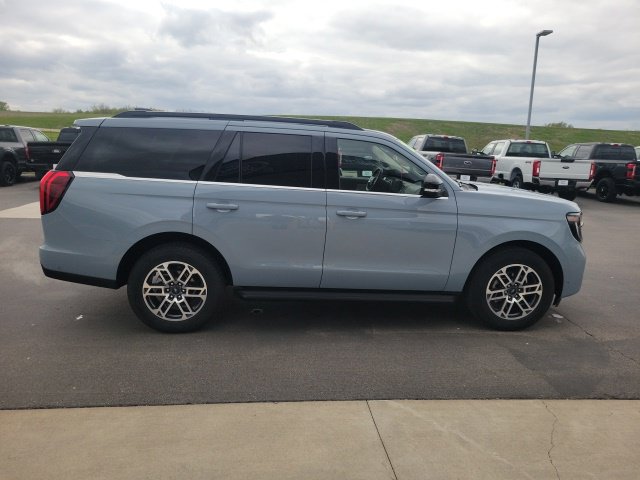 Used 2025 Ford Expedition Active AWD/4WD image 6