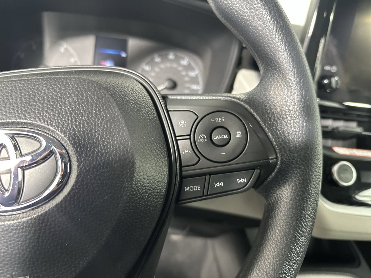 Used 2025 Toyota Corolla LE FWD image 7