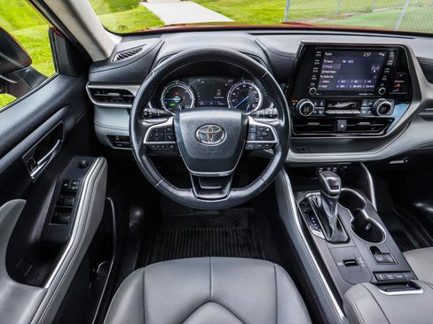 Used 2022 Toyota Highlander XLE AWD/4WD image 28