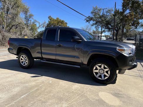 Used 2017 Toyota Tacoma SR image 15
