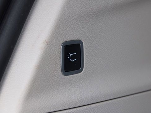 Used 2019 Chrysler Pacifica Touring-L image 12