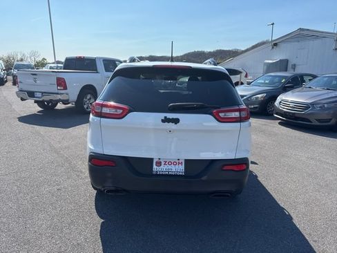 Used 2018 Jeep Cherokee Latitude w/ Altitude Package FWD image 7