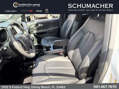 Used 2025 Chrysler Pacifica Select FWD image 10
