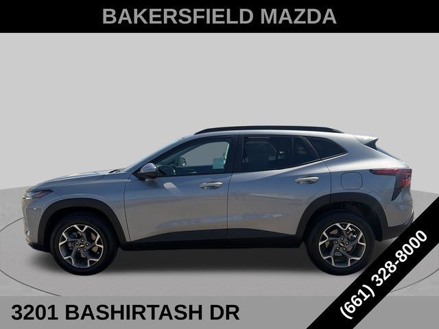 Used 2025 Chevrolet Trax LT FWD image 2