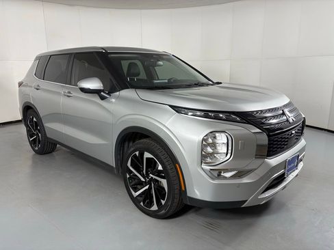Used 2024 Mitsubishi Outlander SE image 2