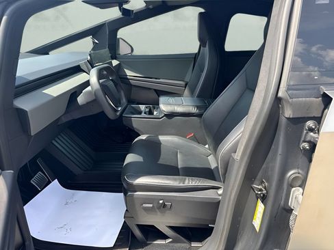 Used 2024 Tesla Cybertruck AWD Crew Cab image 9