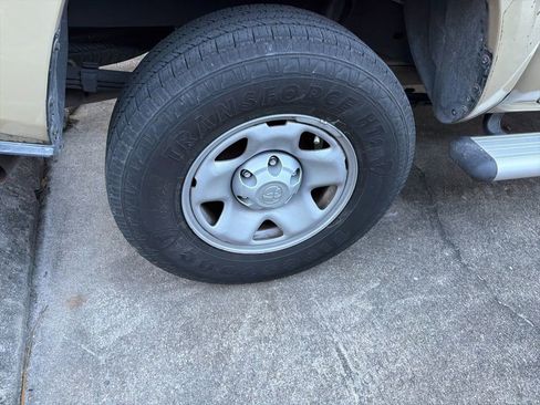 Used 2016 Toyota Tacoma SR5 image 3