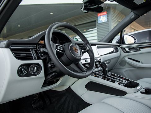 New 2026 Porsche Macan image 4