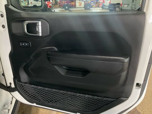 Used 2018 Jeep Wrangler Unlimited Sport S AWD/4WD image 31