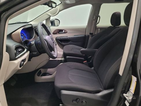 Used 2023 Chrysler Voyager LX FWD image 17