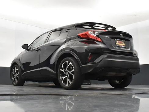Used 2022 Toyota C-HR XLE image 12