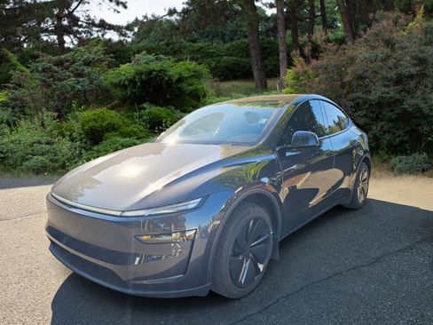 Used 2026 Tesla Model Y Long Range AWD/4WD image 3