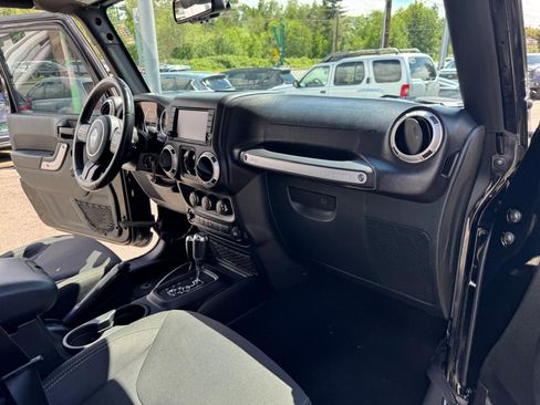Used 2018 Jeep Wrangler Unlimited Sahara AWD/4WD image 10