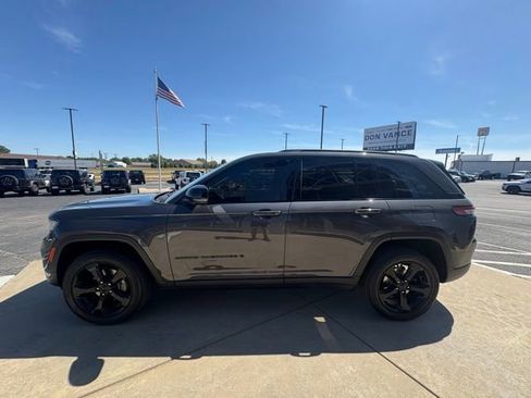 Used 2022 Jeep Grand Cherokee Altitude image 3