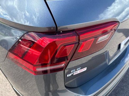 Used 2022 Volkswagen Tiguan SE w/ Panoramic Sunroof Package FWD image 9