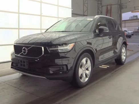 Used 2021 Volvo XC40 T4 Momentum FWD image 1