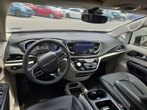 Used 2023 Chrysler Pacifica Touring-L w/ Uconnect Theater Family Group AWD/4WD image 6