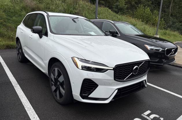 Used 2024 Volvo XC60 T8 Plus w/ Climate Package AWD/4WD image 2