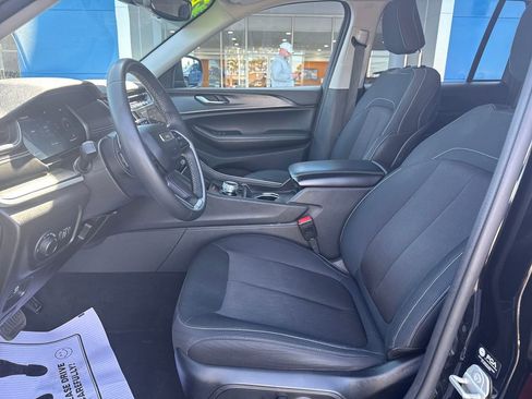 Used 2023 Jeep Grand Cherokee Laredo AWD/4WD image 10
