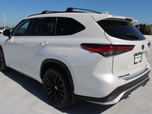 Used 2023 Toyota Highlander XSE AWD/4WD image 5