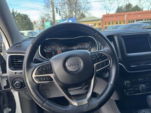 Used 2019 Jeep Cherokee Latitude w/ Cold Weather Group image 22