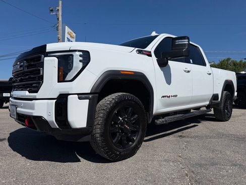 Used 2025 GMC Sierra 2500 AT4 AWD/4WD image 2