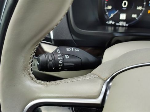 Used 2019 Volvo XC90 T6 Momentum w/ Protection Package Premier image 16