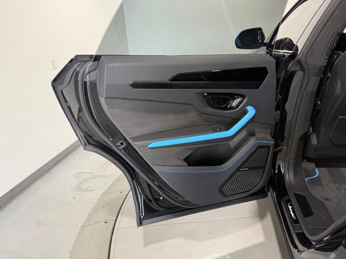 Used 2025 Lamborghini Urus SE AWD/4WD image 55