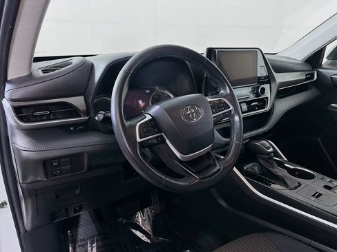 Used 2023 Toyota Highlander LE image 9
