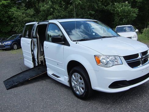 Used 2016 Dodge Grand Caravan SE w/ Quick Order Package 29E SE FWD image 1