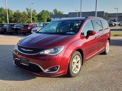 Used 2017 Chrysler Pacifica Touring-L w/ Tire & Wheel Group FWD image 3