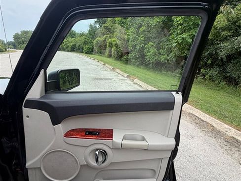 Used 2006 Jeep Commander Limited AWD/4WD image 25