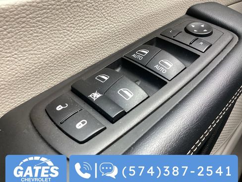 Used 2023 Chrysler Pacifica Touring-L image 27