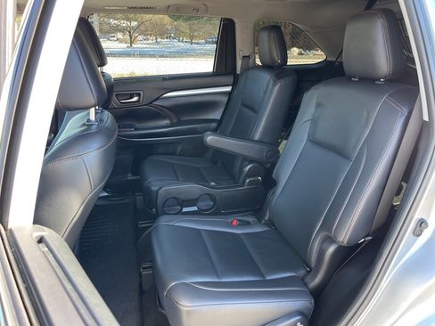 Used 2019 Toyota Highlander XLE image 21