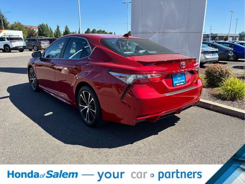 Used 2019 Toyota Camry SE w/ Carpet Mat Package FWD image 4