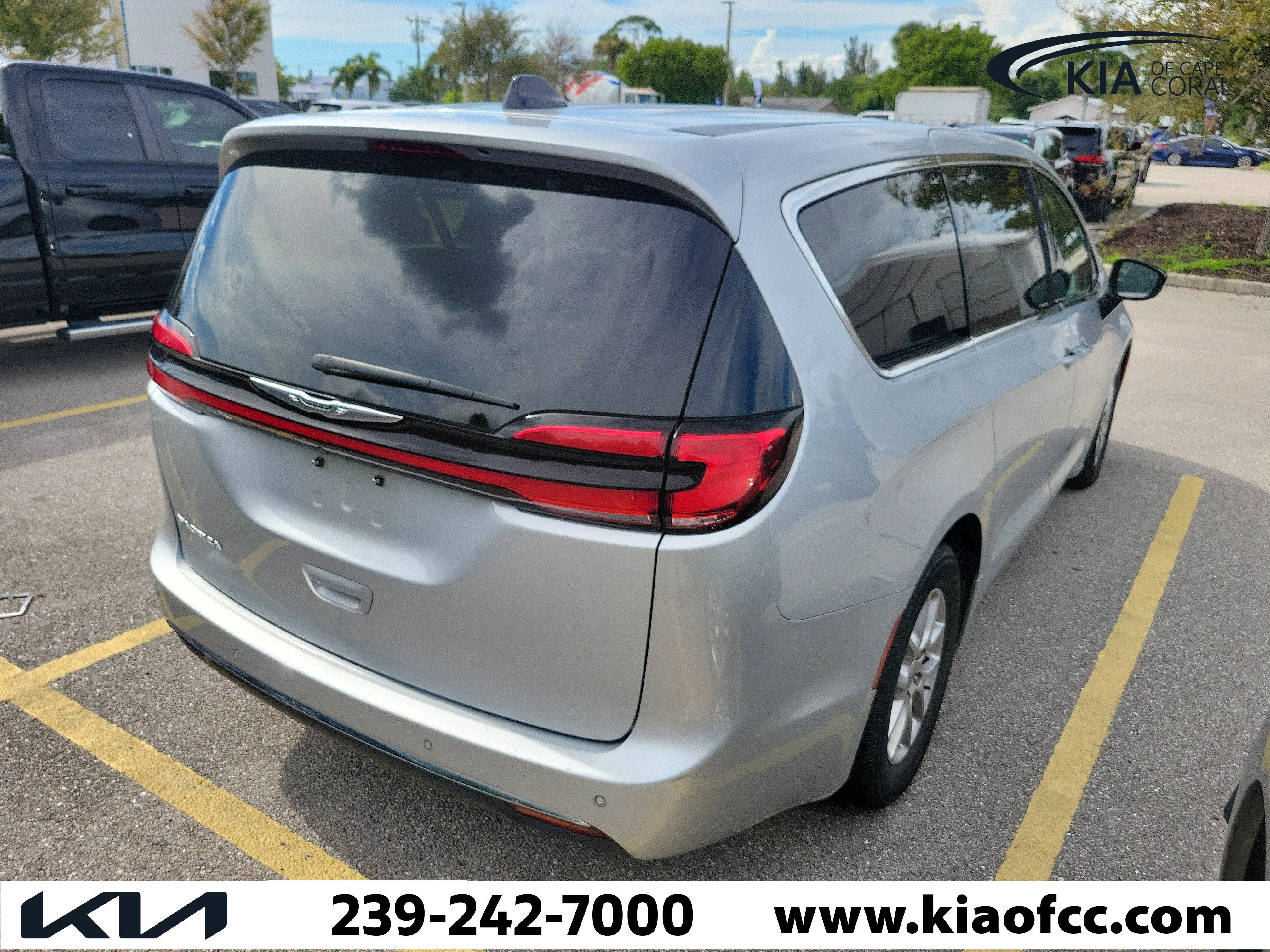 Used 2024 Chrysler Pacifica Touring-L FWD image 7