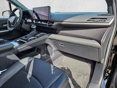 Used 2025 Toyota Sienna XLE Woodland Edition image 24