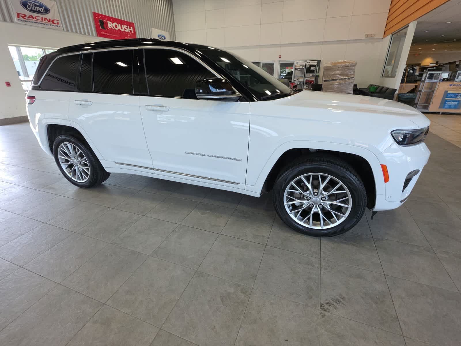 Used 2024 Jeep Grand Cherokee Summit w/ Advanced Protech Group IV AWD/4WD image 6