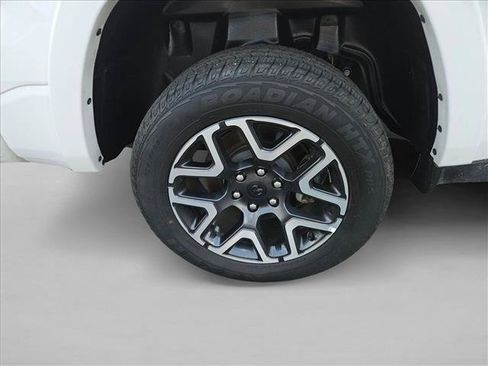 Used 2025 RAM 1500 Laramie AWD/4WD image 9
