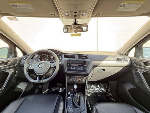 Used 2021 Volkswagen Tiguan SE w/ Panoramic Sunroof Package image 6