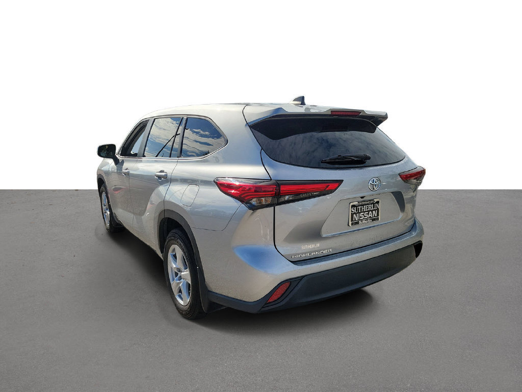 Used 2023 Toyota Highlander L FWD image 4