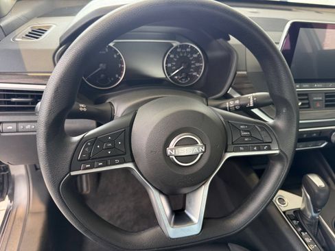 Used 2025 Nissan Altima 2.5 SV FWD image 28