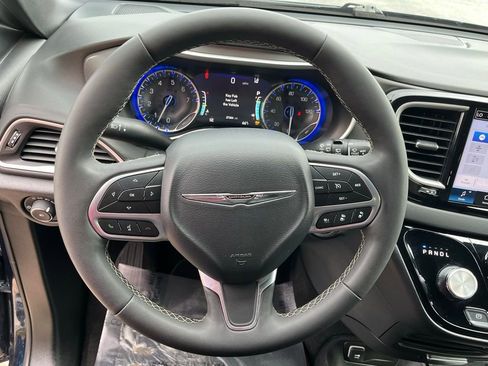 Used 2025 Chrysler Pacifica Select image 11