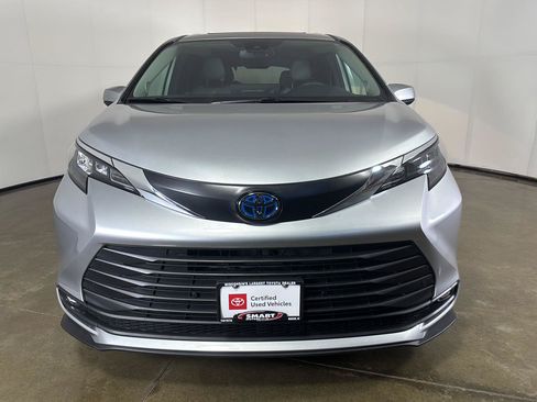 Used 2025 Toyota Sienna XLE w/ XLE Plus Package AWD/4WD image 6
